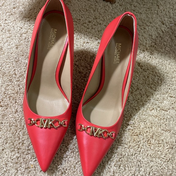 Michael Kors Brand NEW red coral gold logo Tiffanie pumps heels size 7.5 - Picture 5 of 10